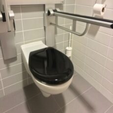 SANIMED CARE BASIC toiletzitting met deksel incl. stab.nok, zwart